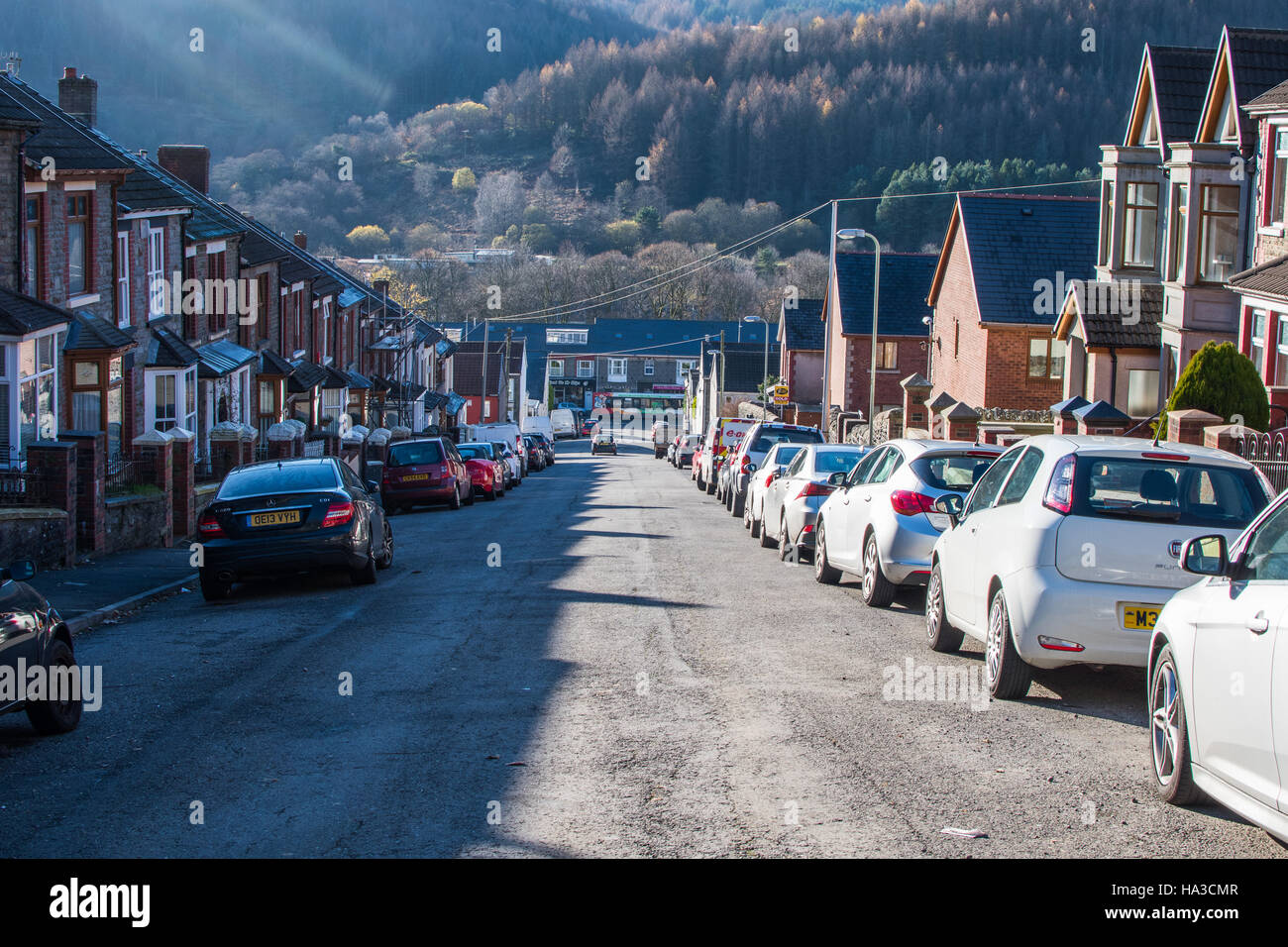 Alloggiamento terrazzati, Treherbert, Rhondda Valley, vista da Stuart Street verso Treherbert High Street Foto Stock