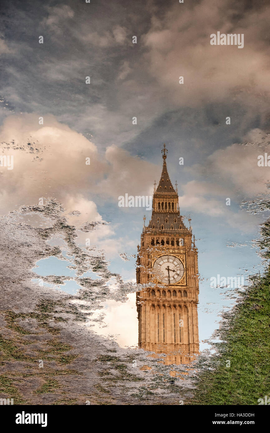 Big Ben riflessione,Piazza del Parlamento, Westminster, Londra, Inghilterra Foto Stock
