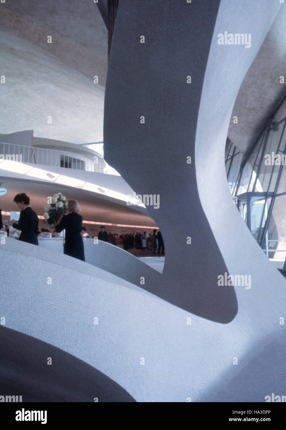 Edoardo Vianello dell'aeroporto Terminal TWA, progettato da Eero Saarinen e fotografato qui nel giugno 1961. Foto Stock