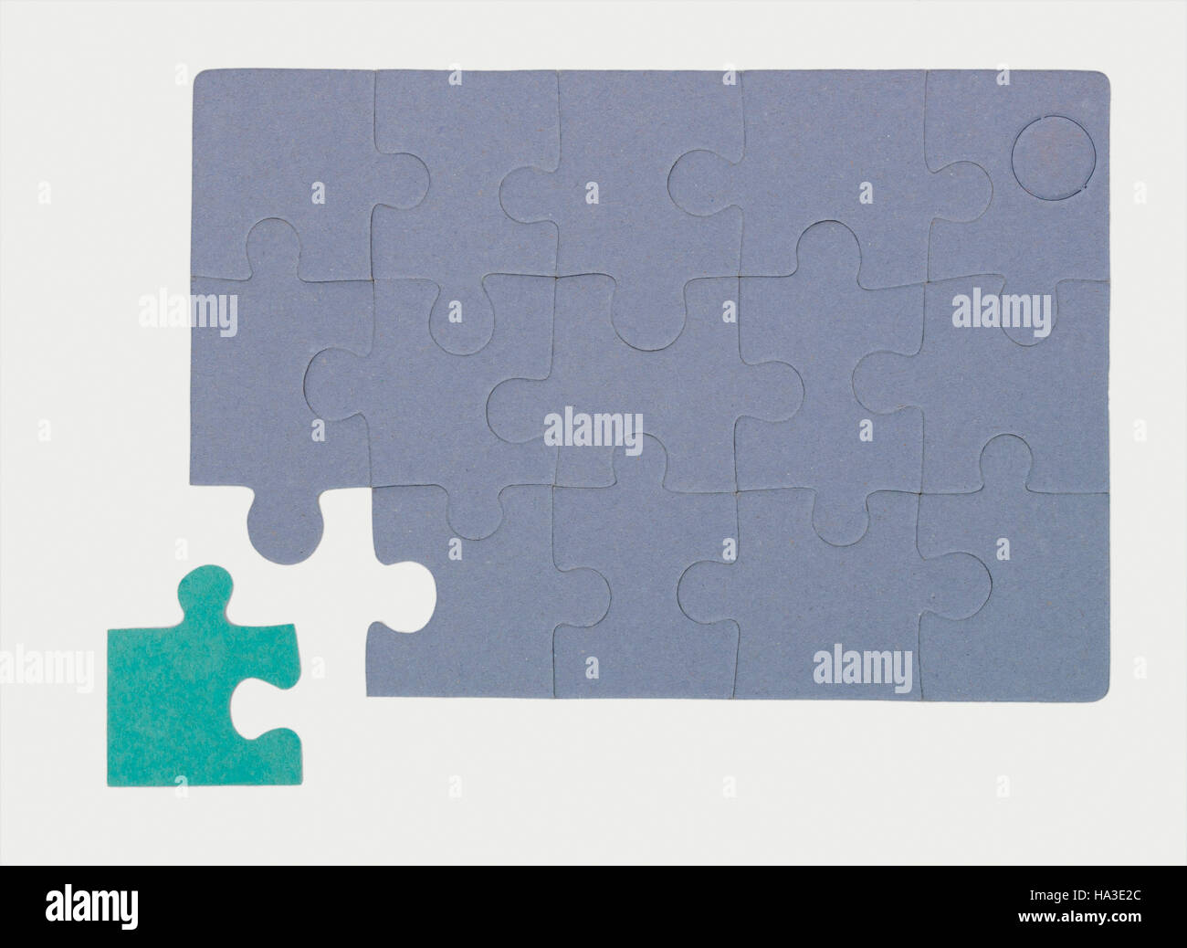 Puzzle con estrazione pezzo finale, simbolico di un outsider Foto Stock