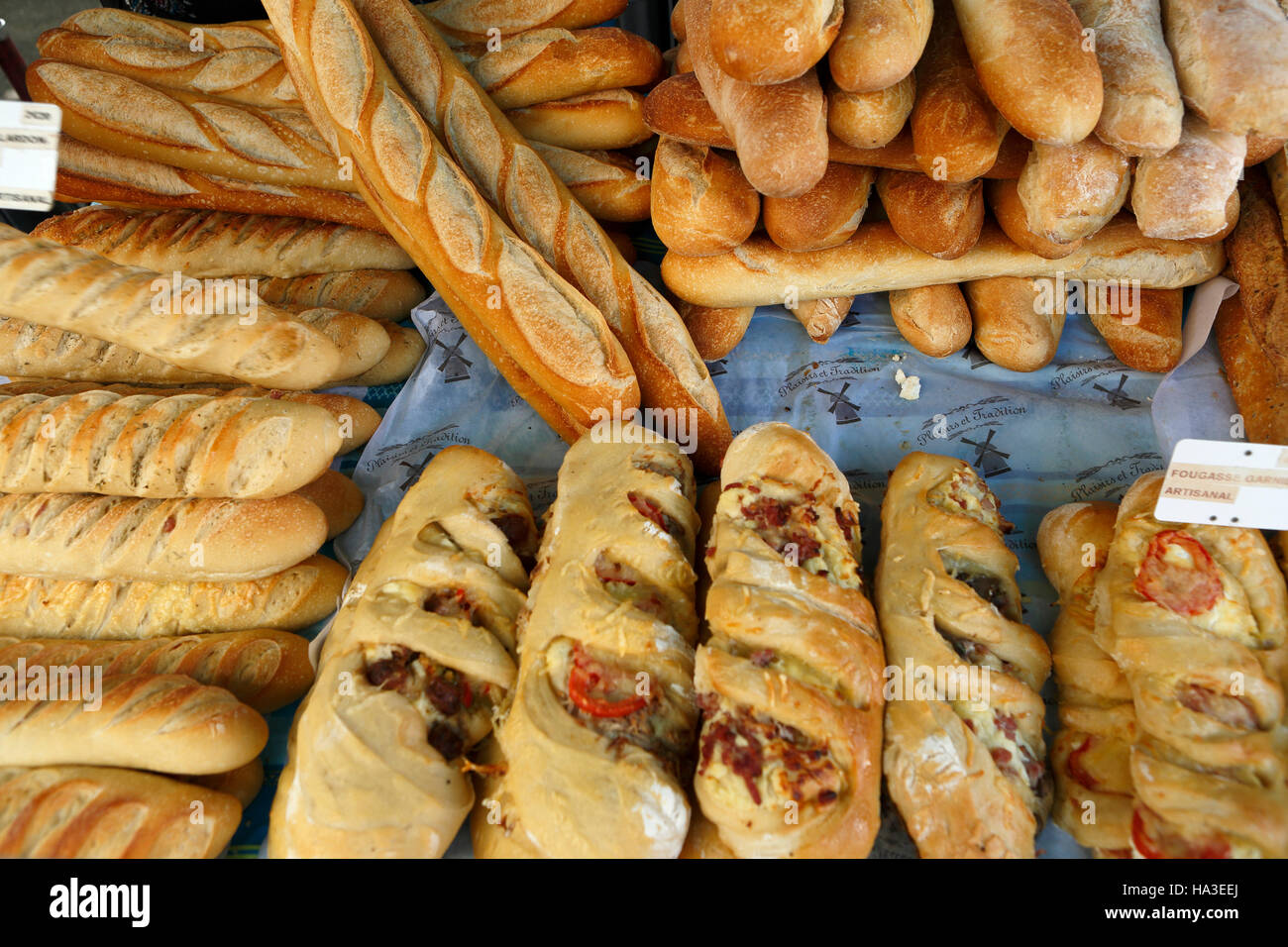 Vari tipi di pane, mercato settimanale, Fayence, Var, Provence-Alpes-Côte d'Azur, in Francia Foto Stock
