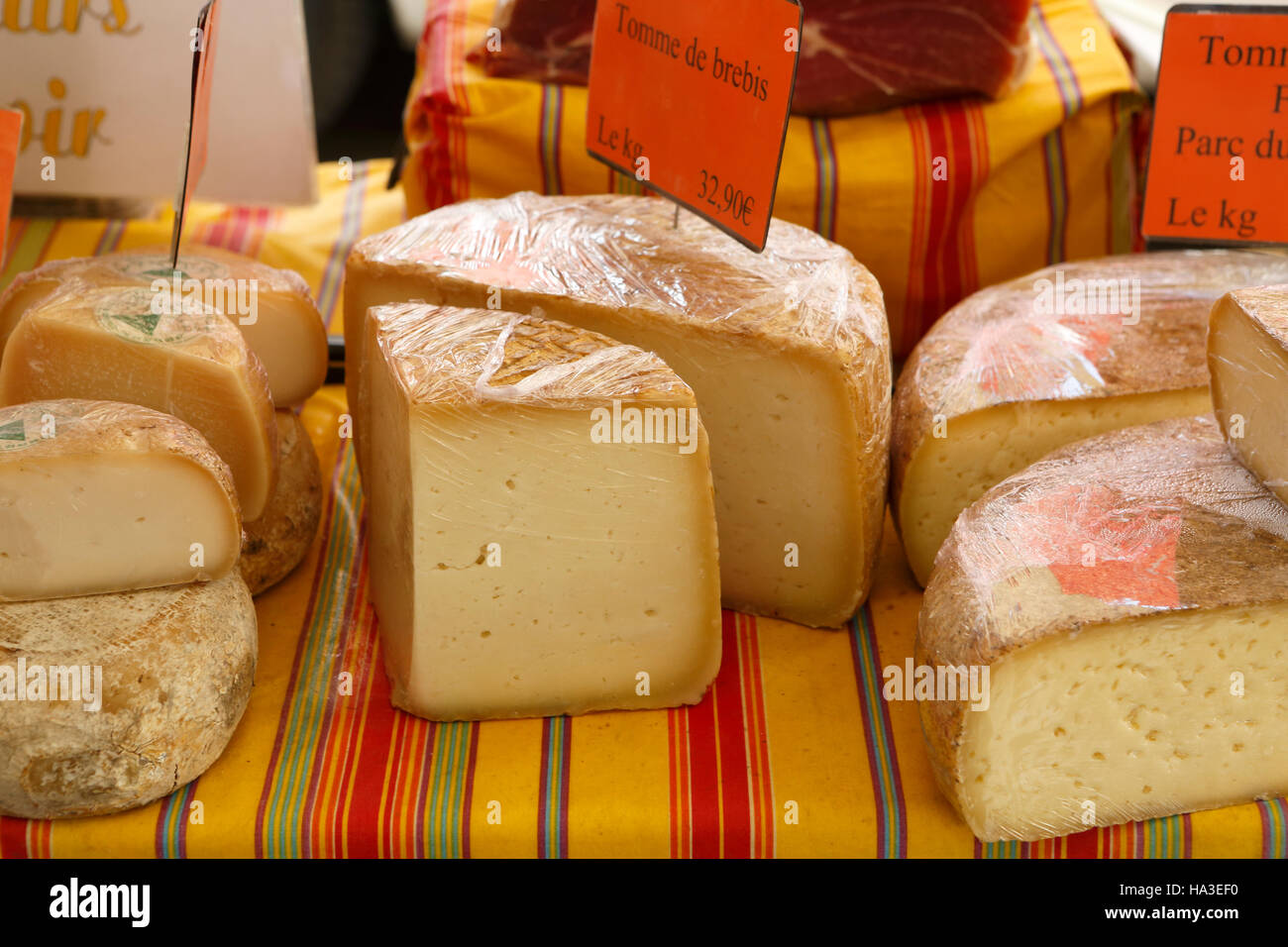 Il formaggio, il mercato settimanale, cibo prodotto tradizionale dalla Provenza Foto Stock