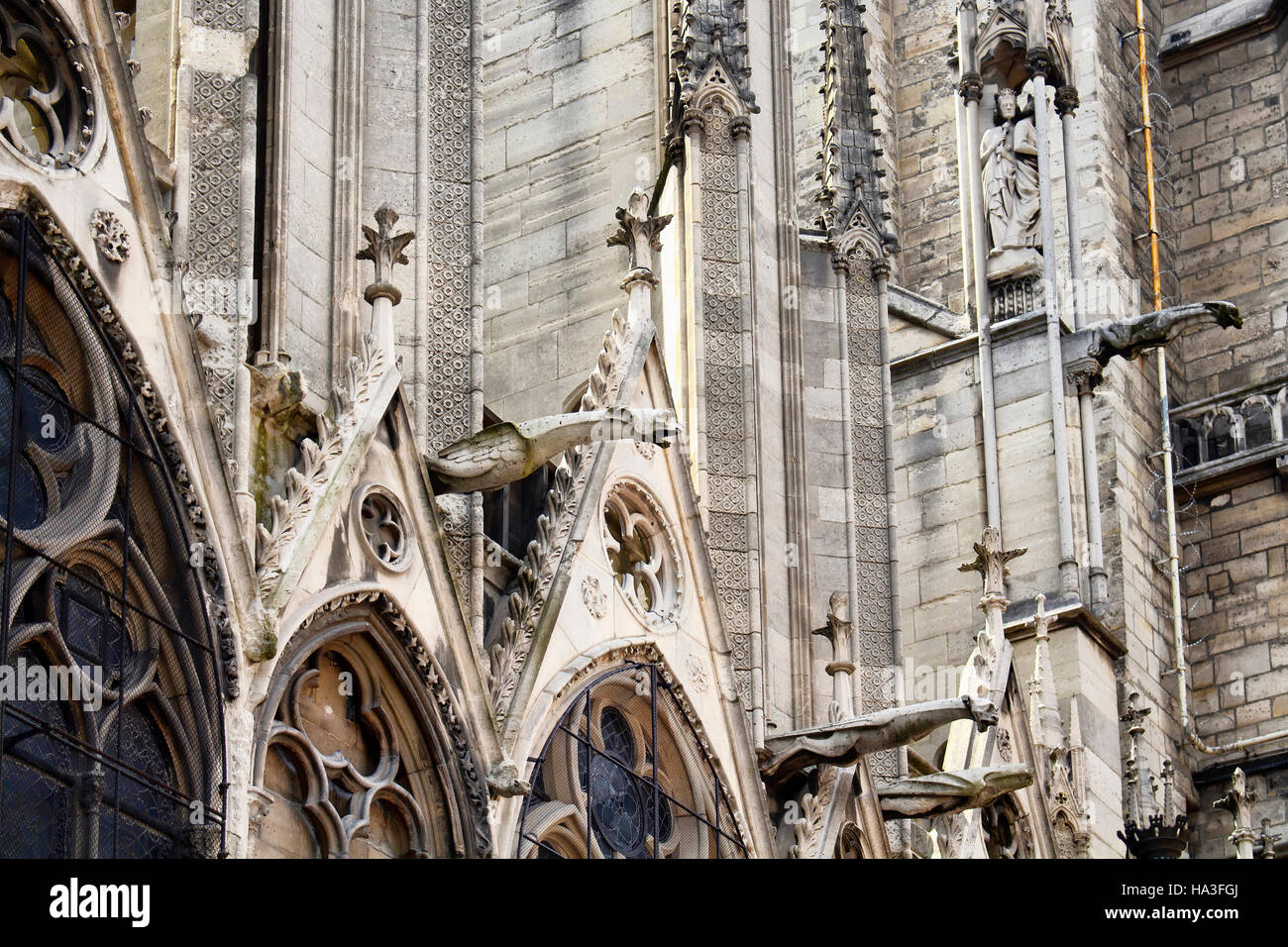 Vista ravvicinata della cattedrale di Notre Dame a Parigi. Sculture e statue sono in vista. Torreggianti, duecentesca Cattedrale con archi rampanti & gargoy Foto Stock