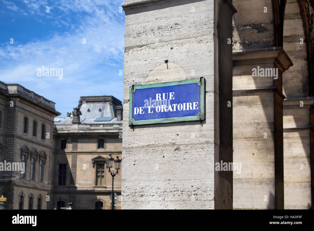 Vista di un cartello stradale a Parigi con ombre straordinarie in background. Foto Stock