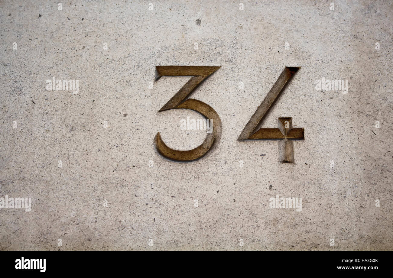 Vista del palazzo inciso il numero (34) a Parigi sulla superficie della pietra/parete. Foto Stock