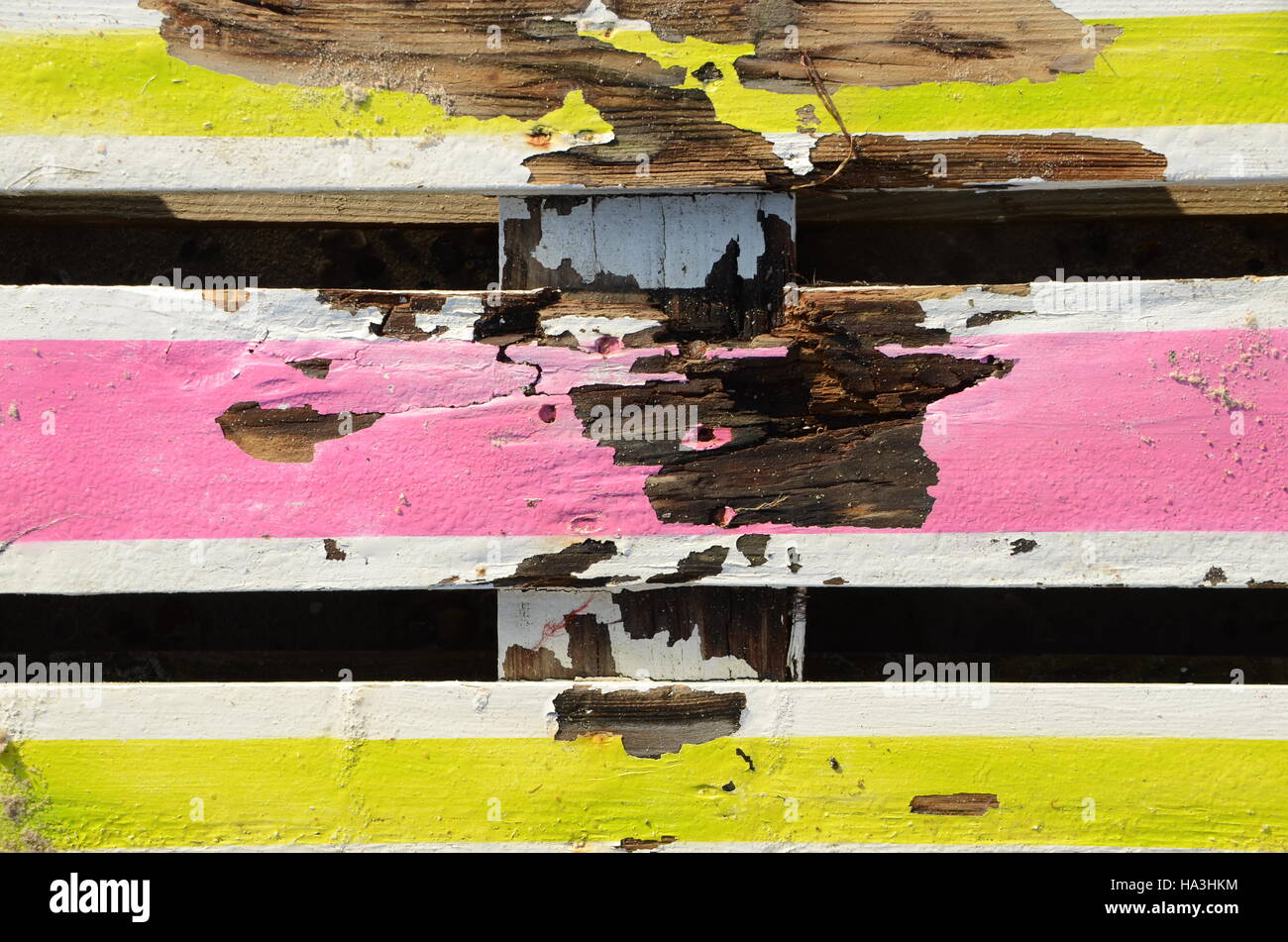 Decaduta la struttura in legno dipinta in rosa e sfumature giallo. Foto Stock