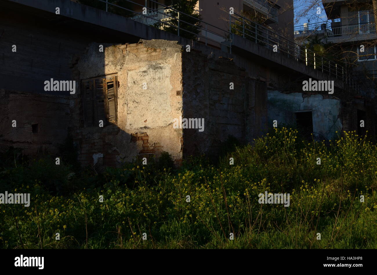 Esplorazione urbana fotografia avventura, passeggiata in luogo abbandonato Foto Stock