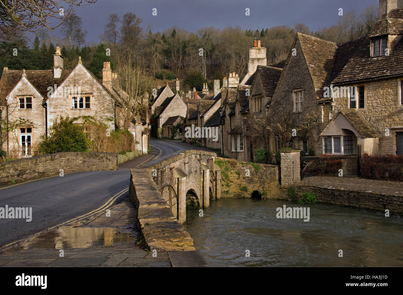 Castle coombe,Wiltshire,uk,un pittoresco villaggio spesso utilizzato come un film e tv posizione. Foto Stock