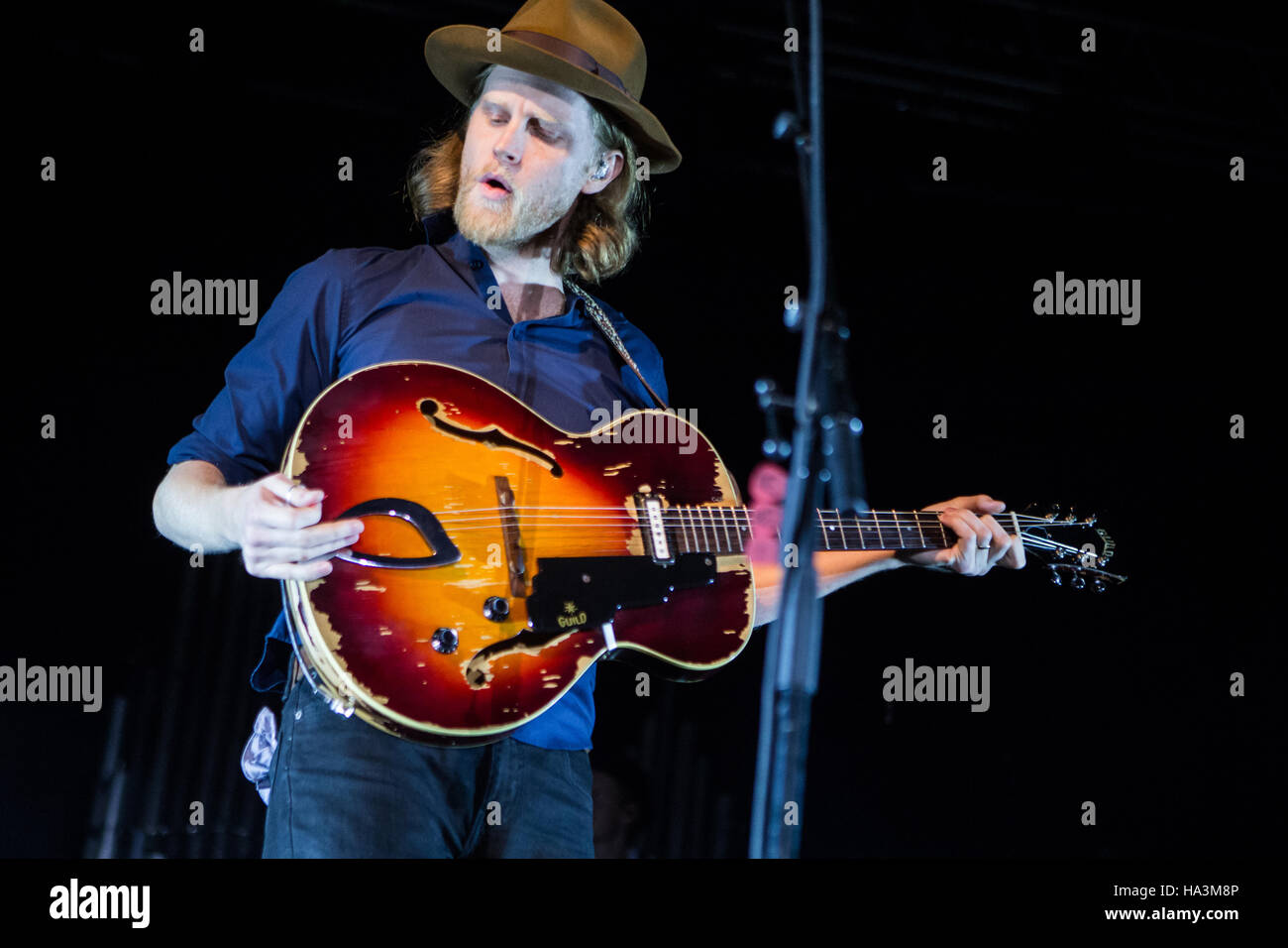 Milano Italia. Il 25 novembre 2016. La American band alternative rock IL LUMINEERS suona dal vivo sul palco a Fabrique durante il "mondo Cleopatra Tour' Foto Stock