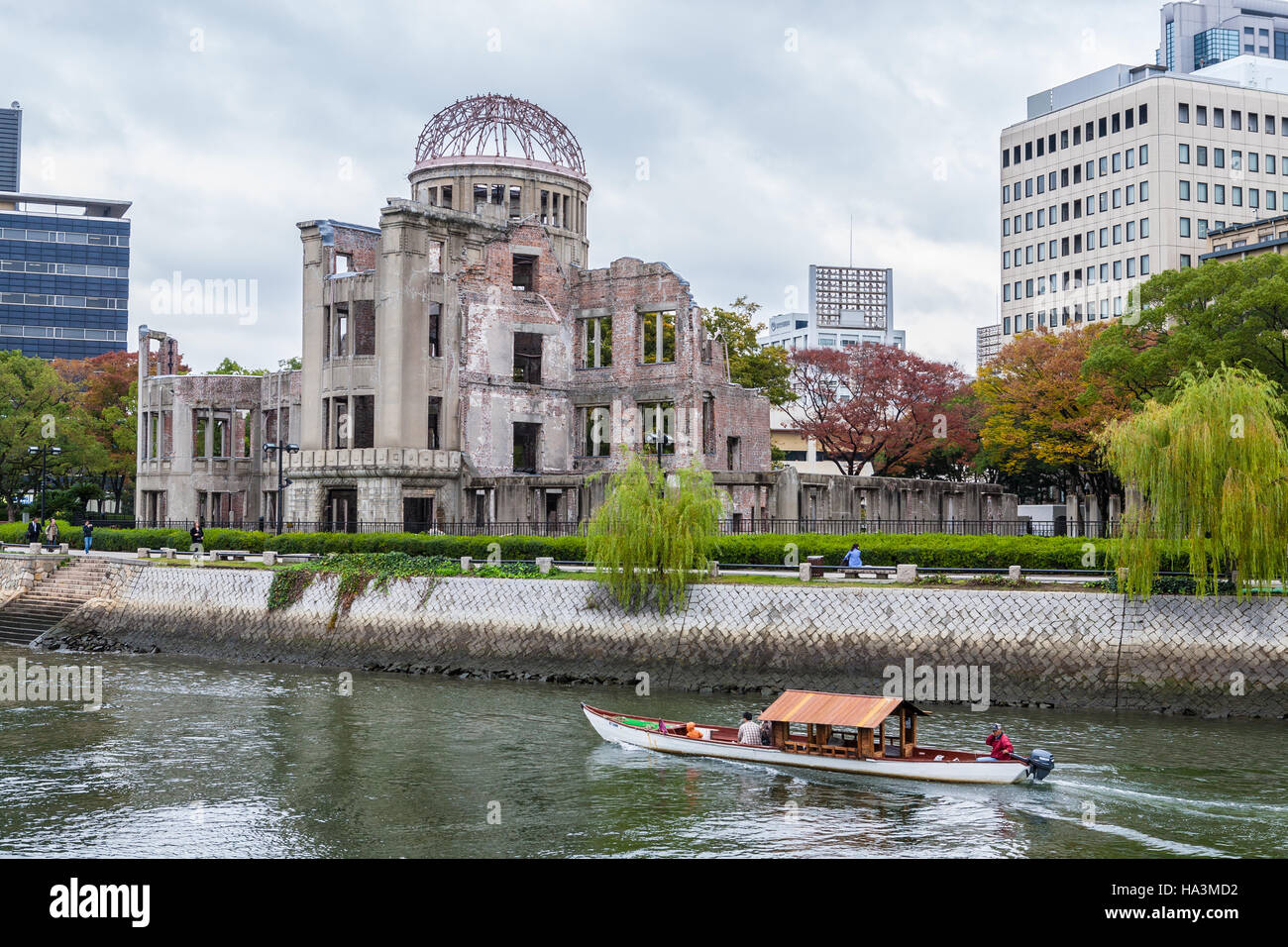 Barca sul fiume Ota passando davanti alla cupola atomico di Hiroshima il Giappone, la prima città vittima dell'epoca nucleare Foto Stock
