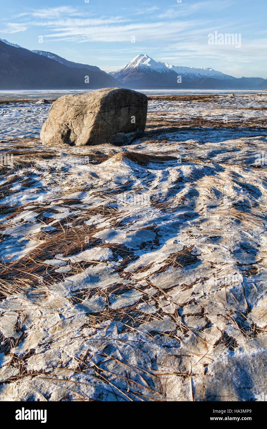 Prima luce neve sull'estuario Chilkat vicino Haines Alaska con ghiacciaio roccia irregolare. Foto Stock
