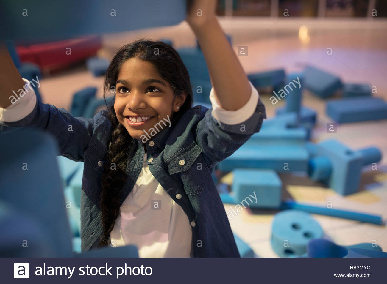 Ragazza sorridente di impilamento di pezzi di grandi dimensioni nel centro di scienze naturali Foto Stock