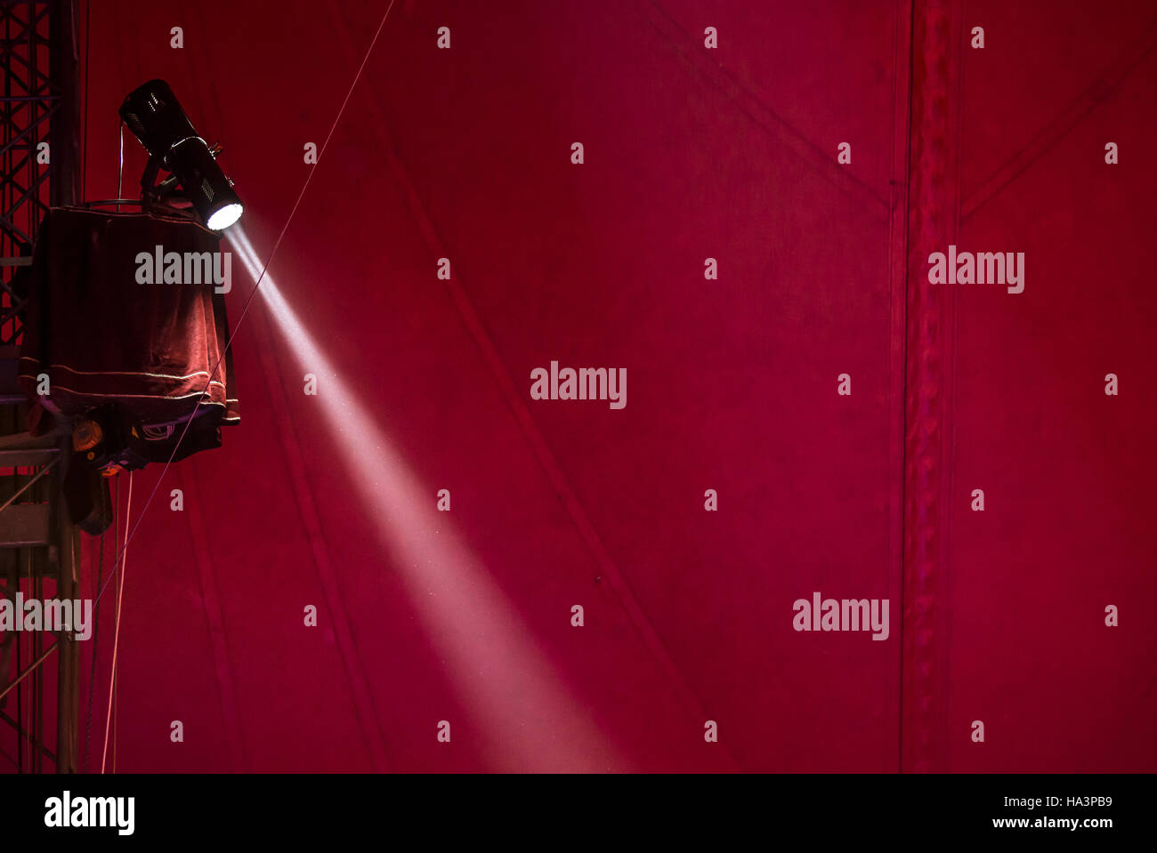 Primo piano e sfondo rosso sulla scena. Luce proiettore nel circus. Foto Stock