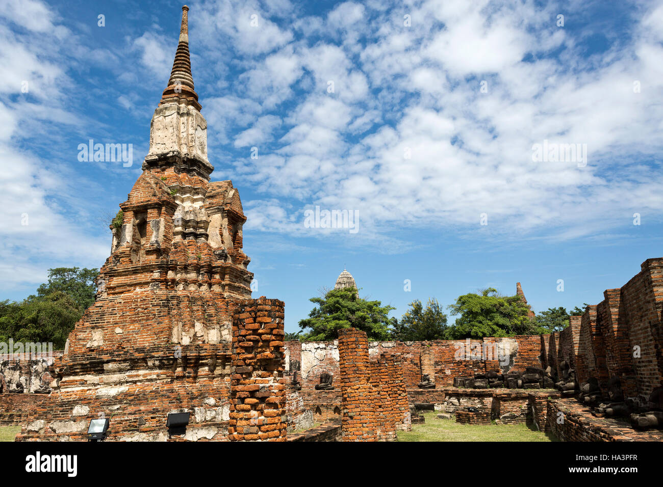 Dettaglio di Wat Mahathat, tempio della grande reliquia, un tempio buddista in Ayutthaya, Tailandia centrale Foto Stock