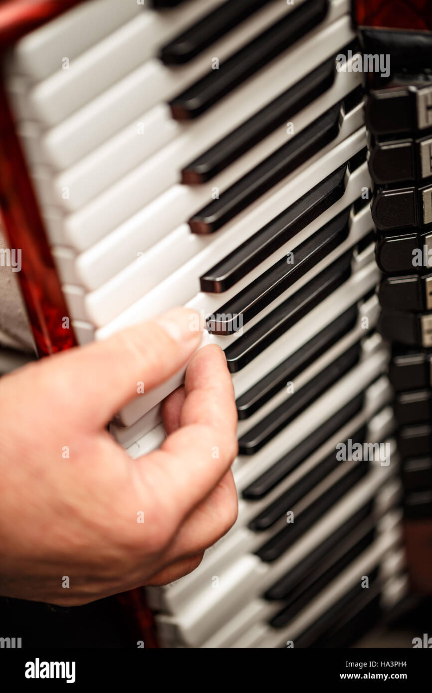 Primo piano dettaglio delle mani di suonare la fisarmonica strumento Foto Stock