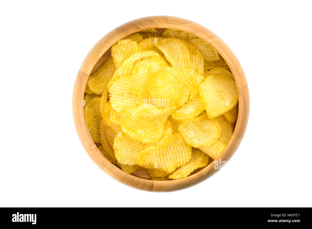 Potato Chips in ciotola di legno su sfondo bianco Foto Stock