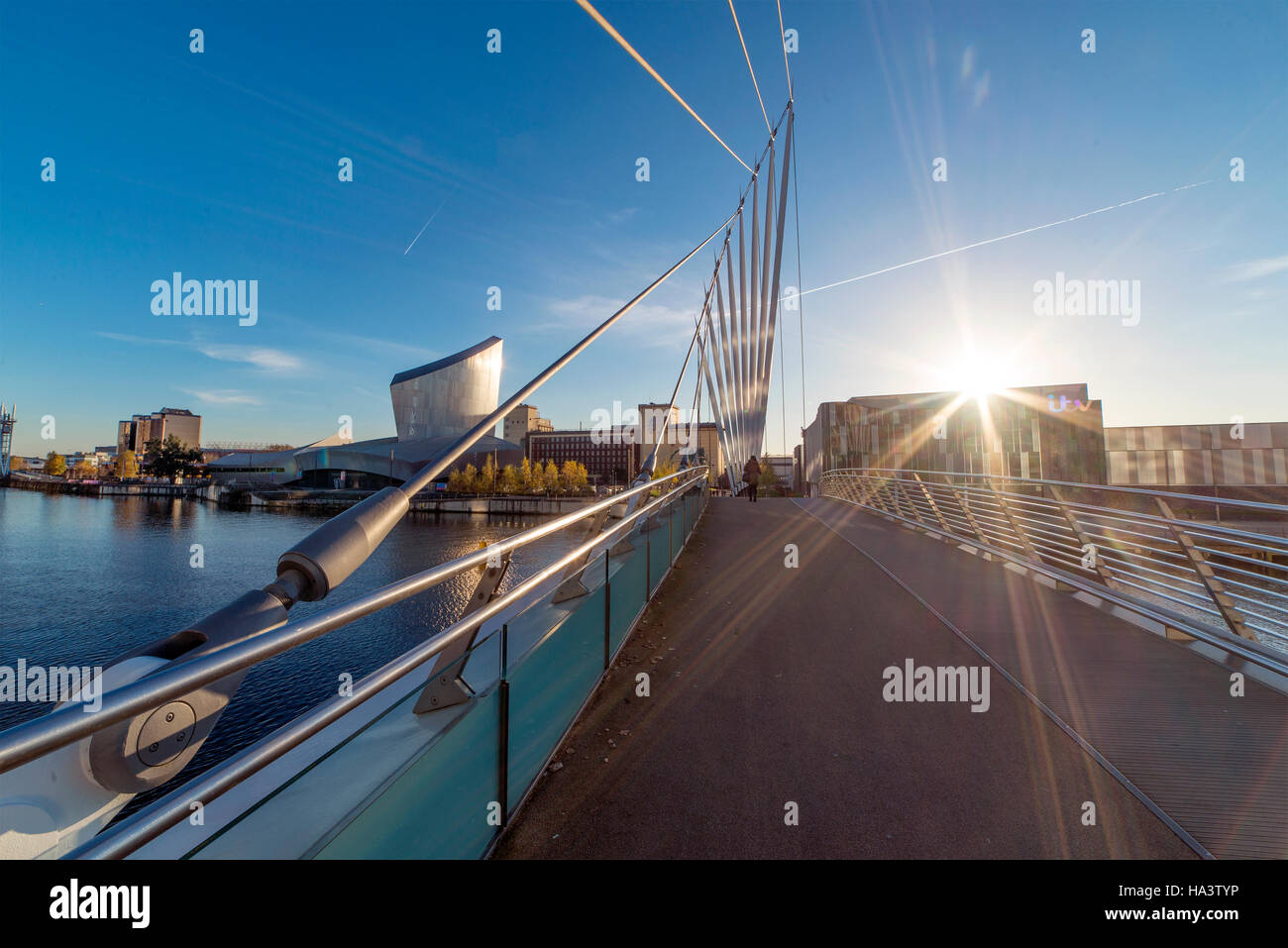 Ponte dalla Imperial War Museum, Media City Foto Stock