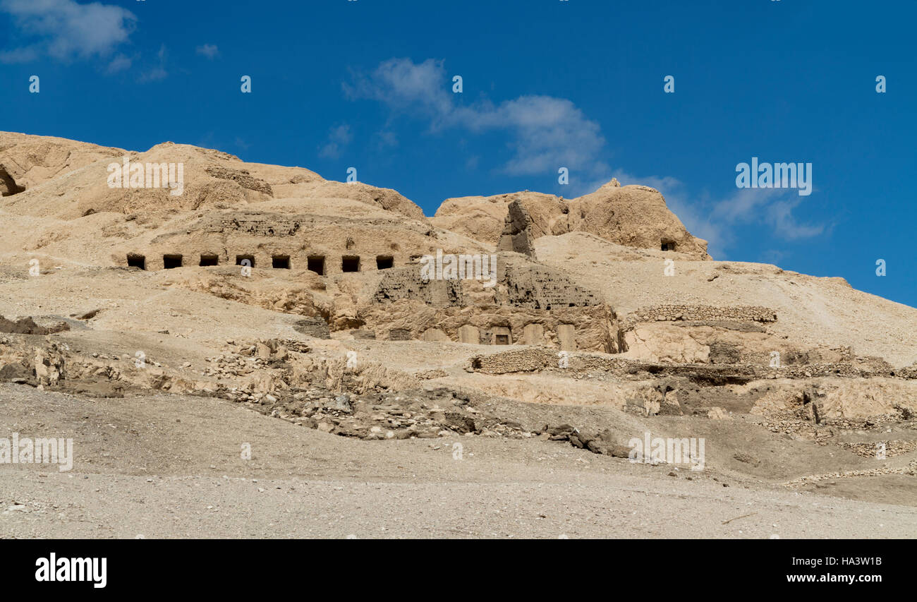 Vista del personale tombe di riga da Qurnet Murai sulla riva occidentale del Fiume Nilo a Luxor, l'Alto Egitto Foto Stock