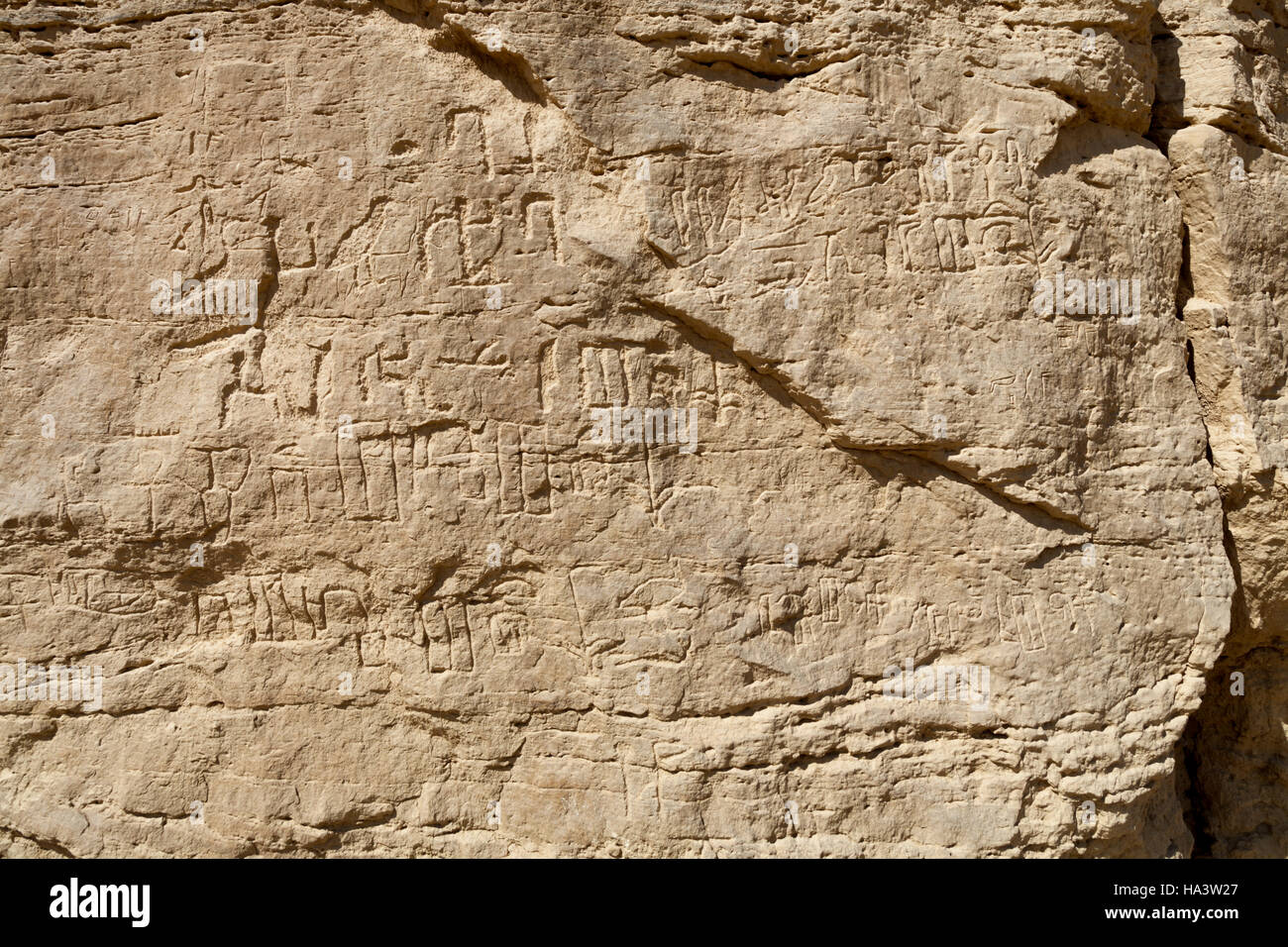 Iscrizioni e di arte rupestre in Vulture Rock all'entrata di Wadi Hellal, el Kab, antica Nekheb nel Deserto Orientale, Alto Egitto Foto Stock