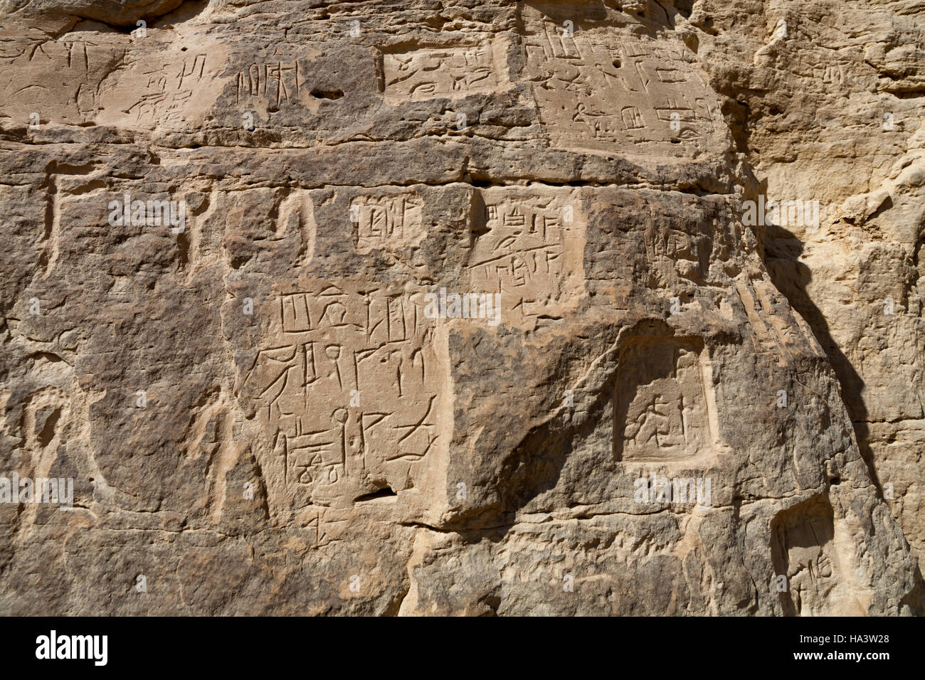 Iscrizioni e di arte rupestre in Vulture Rock all'entrata di Wadi Hellal, el Kab, antica Nekheb nel Deserto Orientale, Alto Egitto Foto Stock