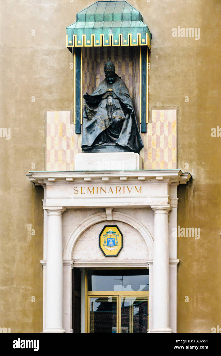 Statua di bronzo di Papa Giovanni XXIII, sopra la porta del Seminario Vescovile Giovanni XXIII Cattolica Romana seminario religioso, la Città Alta di Bergamo, Italia Foto Stock