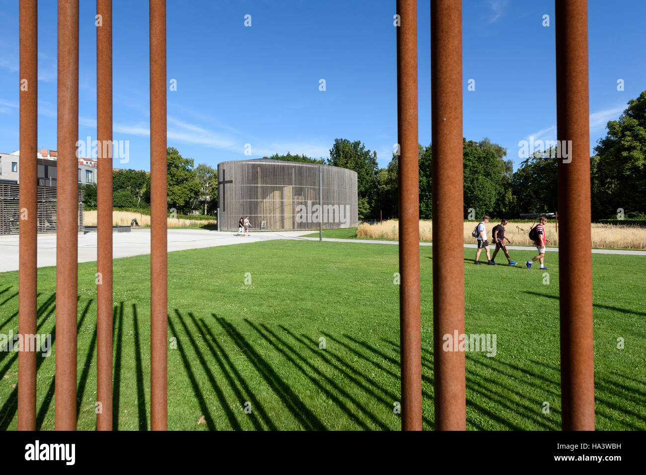 Berlino. Germania. Aste in acciaio contrassegnando la posizione del muro di Berlino e la Cappella della Riconciliazione su Bernauer Straße. Foto Stock