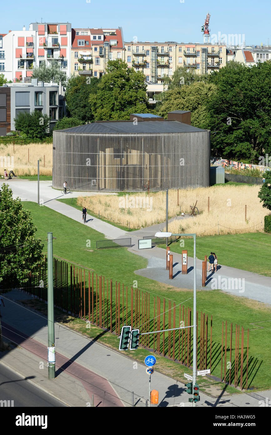 Berlino. Germania. Aste in acciaio contrassegnando la posizione del muro di Berlino e la Cappella della Riconciliazione su Bernauer Straße. Foto Stock