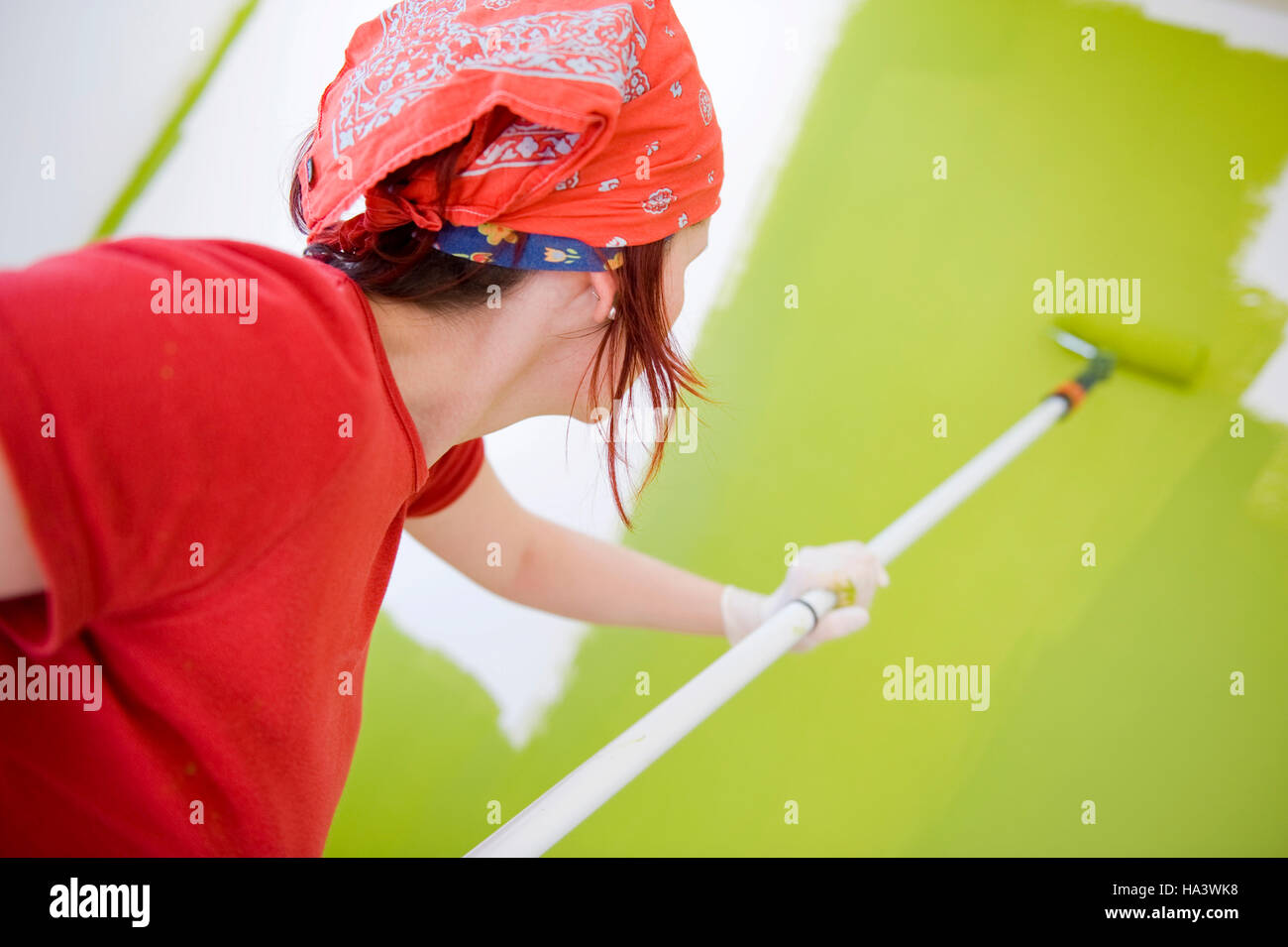 Donna pittura la parete Foto Stock