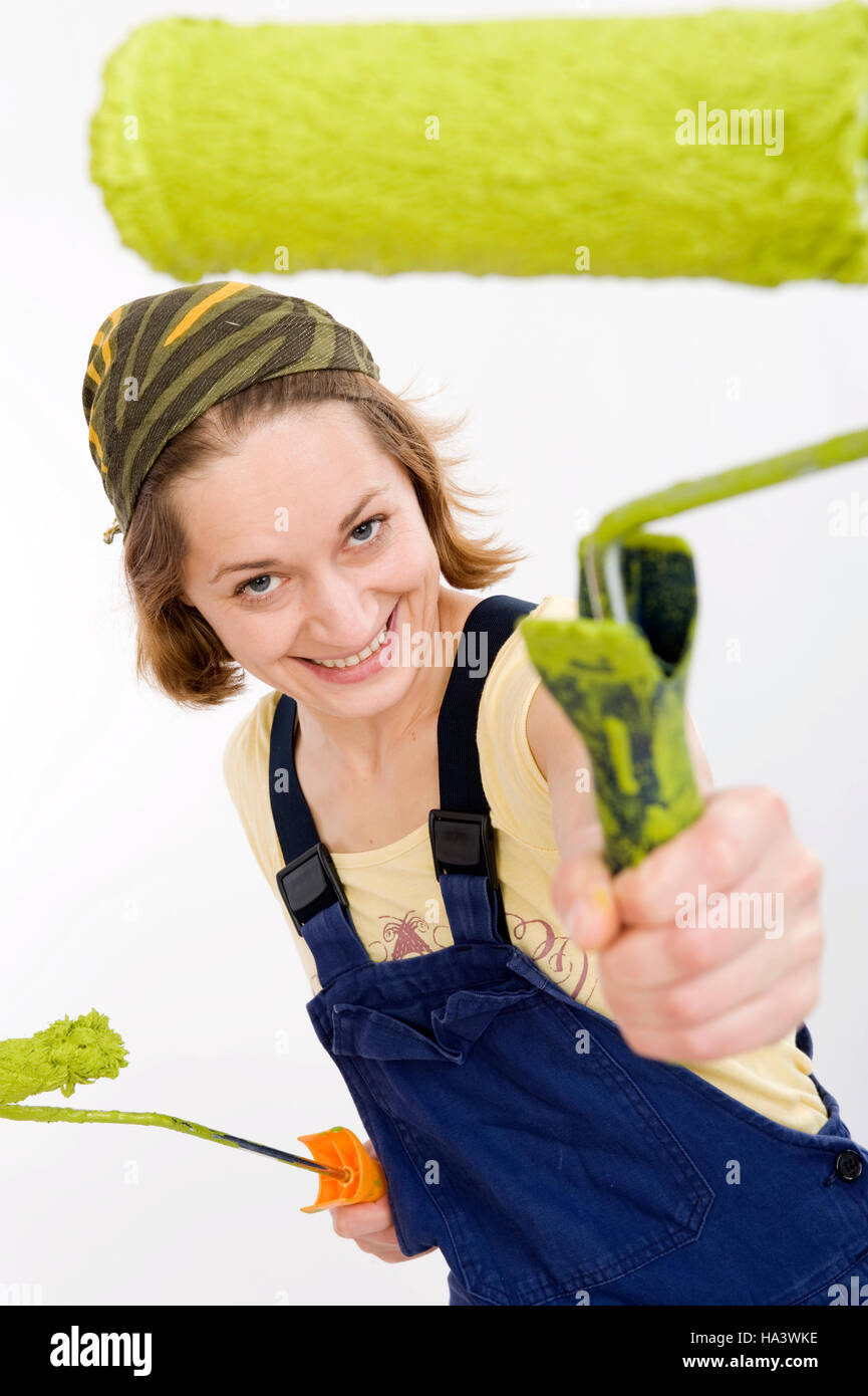 Giovane donna con paintrollers, fai-da-yourselfer Foto Stock