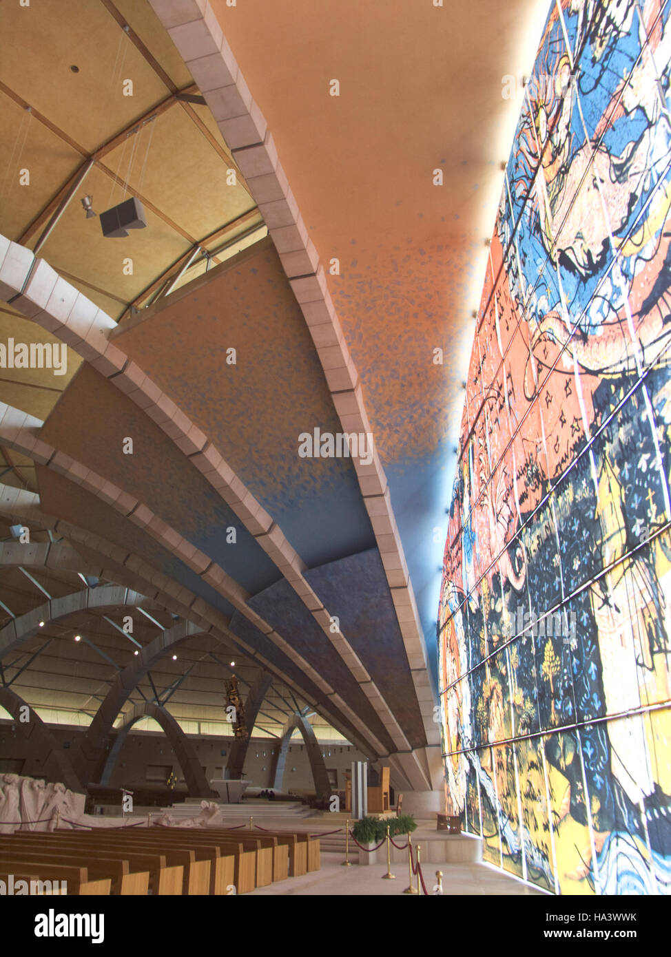 Vista interna, San Pio da Pietrelcina o chiesa del pellegrinaggio di Padre Pio, architetto Renzo Piano, a San Giovanni Rotondo, Foggia Foto Stock
