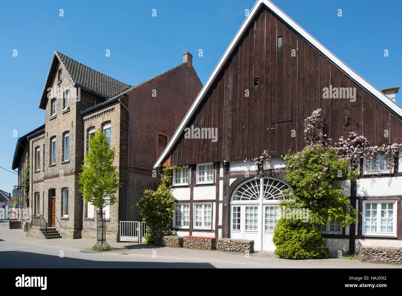 Deutschland, Renania settentrionale-Vestfalia, Kreis Warendorf, Wadersloh, traditionelle Häuser in der Wenkerstrasse Foto Stock