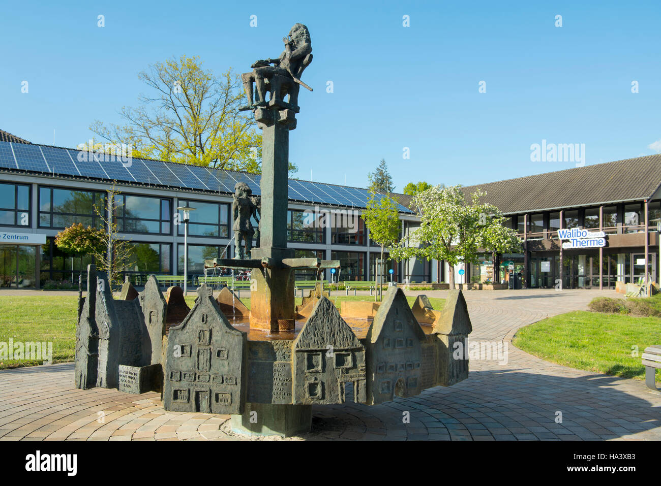 Deutschland, Renania settentrionale-Vestfalia, Kreis Soest, Bad Waldliesborn, Goethe-Brunnen vor dem Thermalsolebad Foto Stock