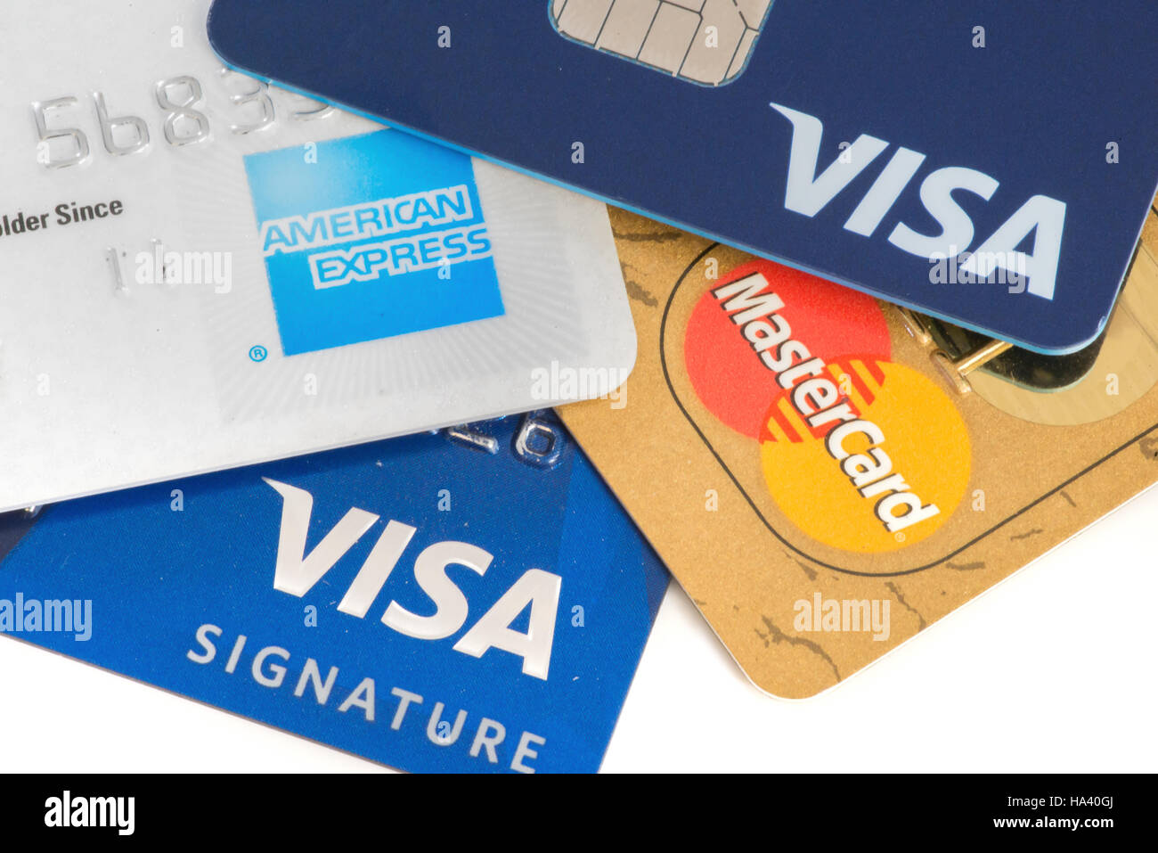 Close up di carte di credito con MasterCard, Visa e American Express logo su sfondo bianco,editoriale illustrativa Foto Stock