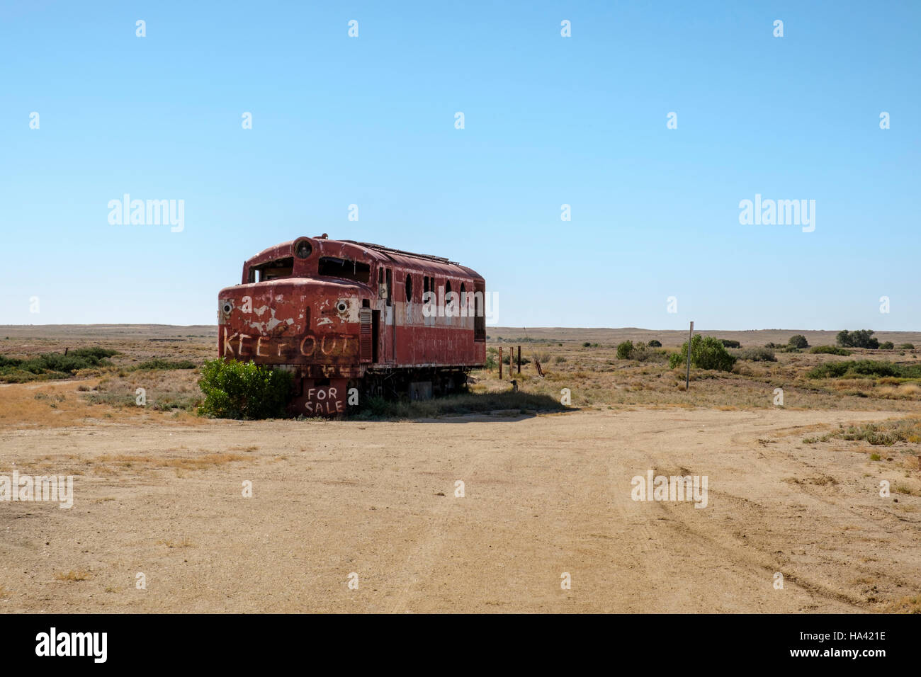 Una vecchia locomotiva diesel sta abbandonato a Marree nell'Outback australiano Foto Stock