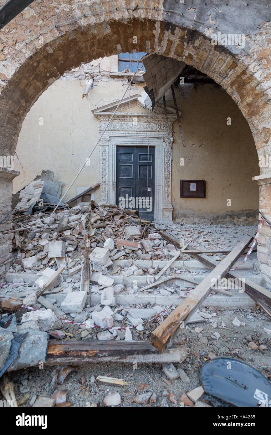 Conseguenze del terremoto che ha colpito la città di Valnerina, Italia. Twin terremoti scosso Italia centrale il mercoledì. La seconda Quake è stato registrato a una grandezza di 6,0 sulla scala Richter e si è verificato nella stessa regione colpita in agosto da un devastante t Foto Stock