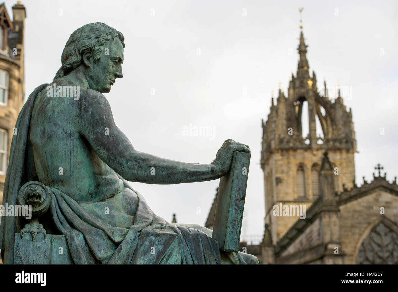La statua del filosofo David Hume (1711 -1776) si trova al di fuori della Alta Corte alla Lawnmarket su Edinburgh Royal Mile. Foto Stock