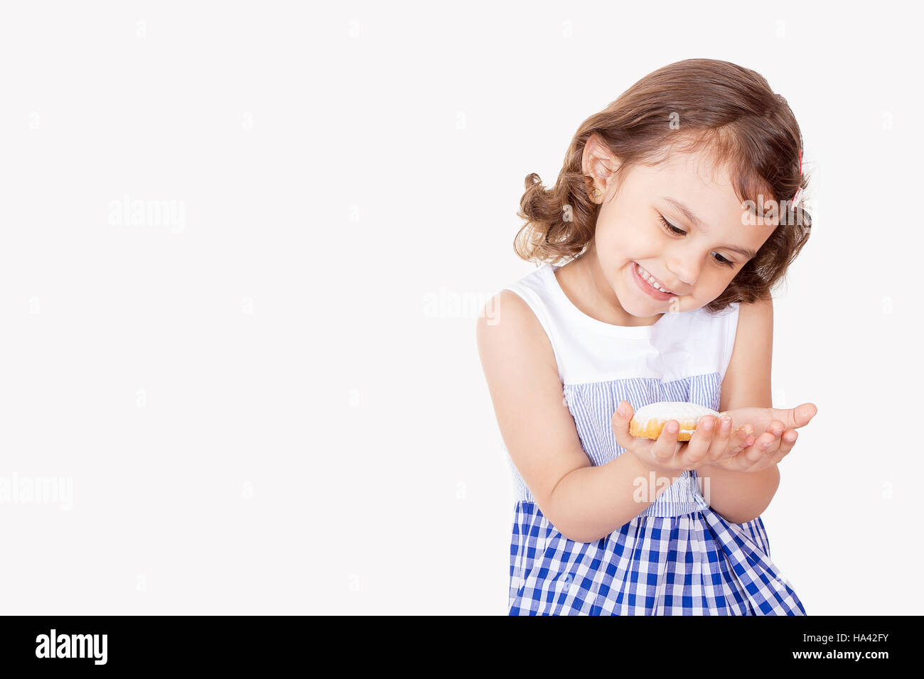 Felice ragazza con kahk el Eid ( Festa Cookies ) Foto Stock