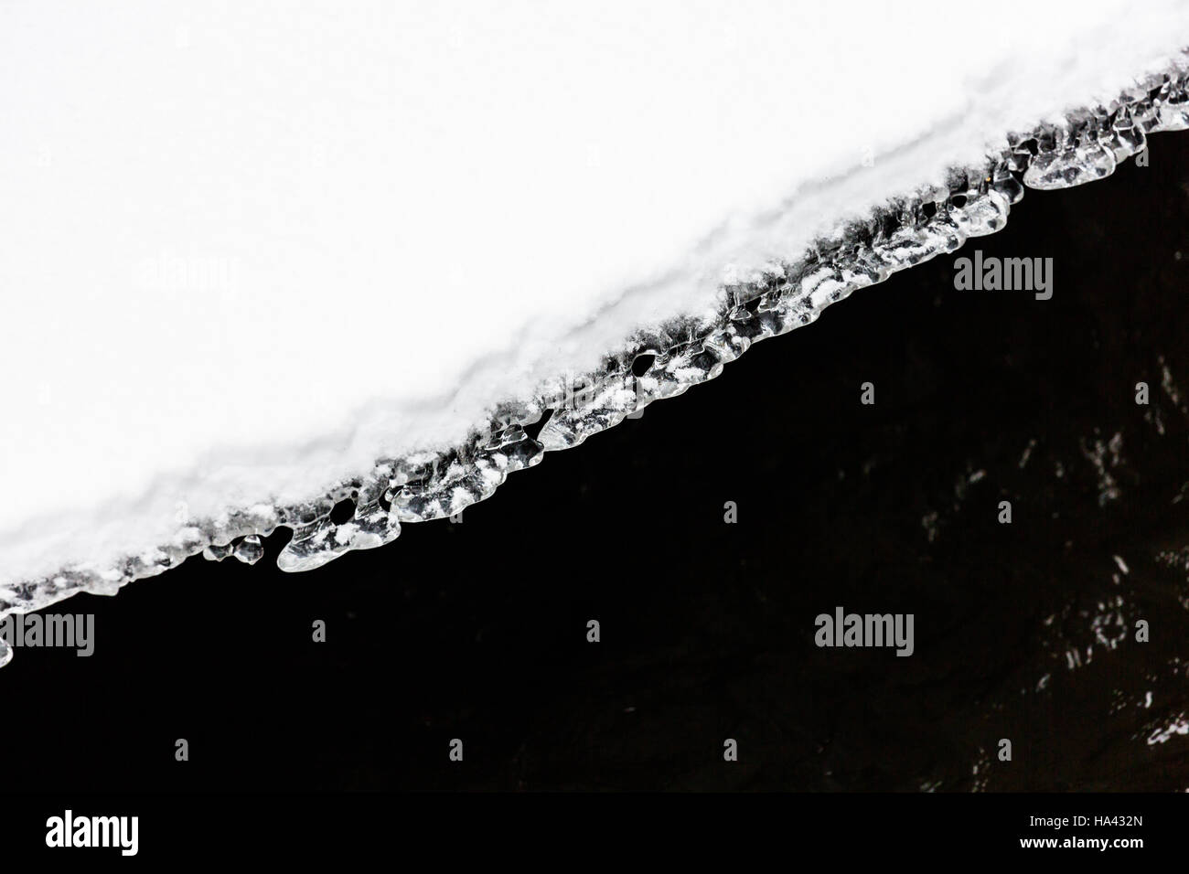 Close up di neve e ghiaccio ripiano proprio sopra il fiume. Foto Stock