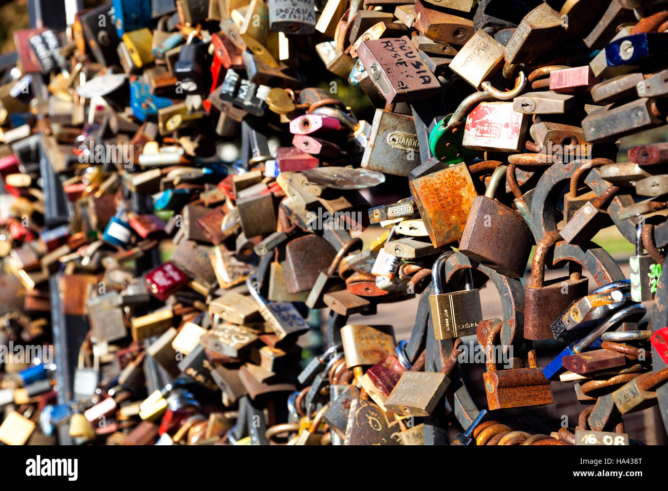 Densamente impaccati amore serrature bloccate su un ponte (la maggior parte Chlebowy, Gdansk, Polonia) Foto Stock
