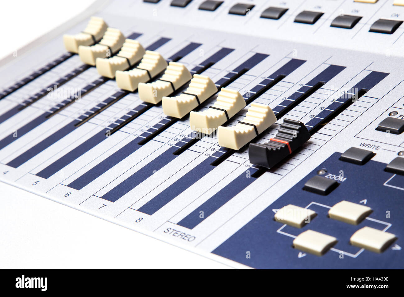 Home studio banco di miscelazione, il cursore di controllo di un canale 8 Yamaha 01X interfaccia di registrazione Foto Stock