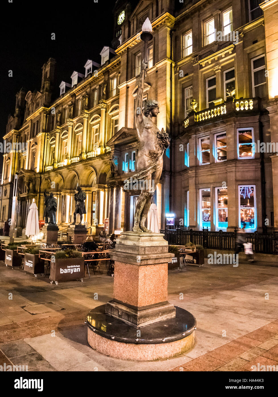 Un Alfred Drury statua in Leeds City Square, al di fuori del Grand Old Post Office building Foto Stock