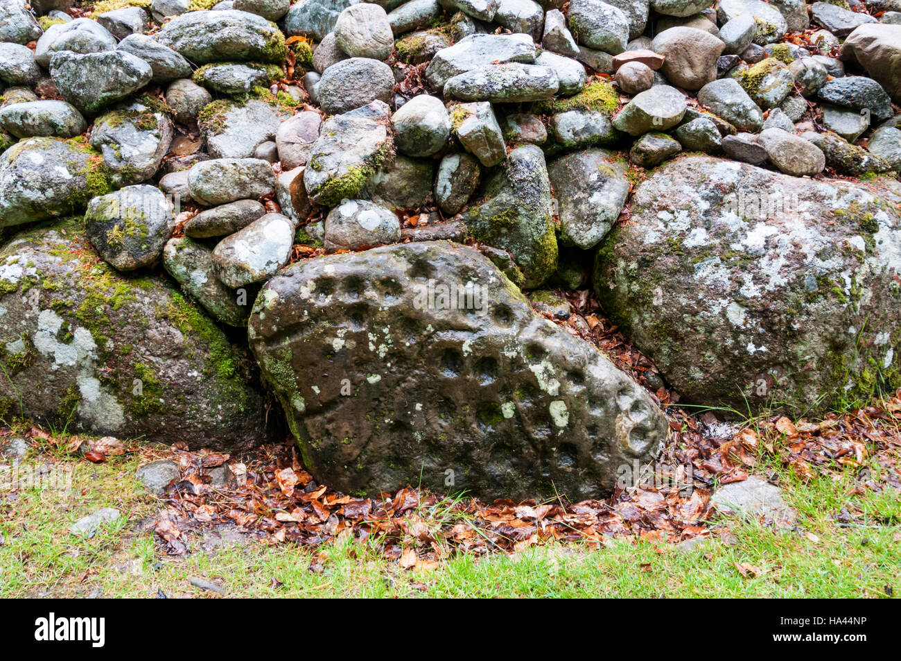 Tazza di segni su una pietra del cordolo di passaggio a Nord-Est grave a Balnuaran di clava vicino a Inverness. Foto Stock