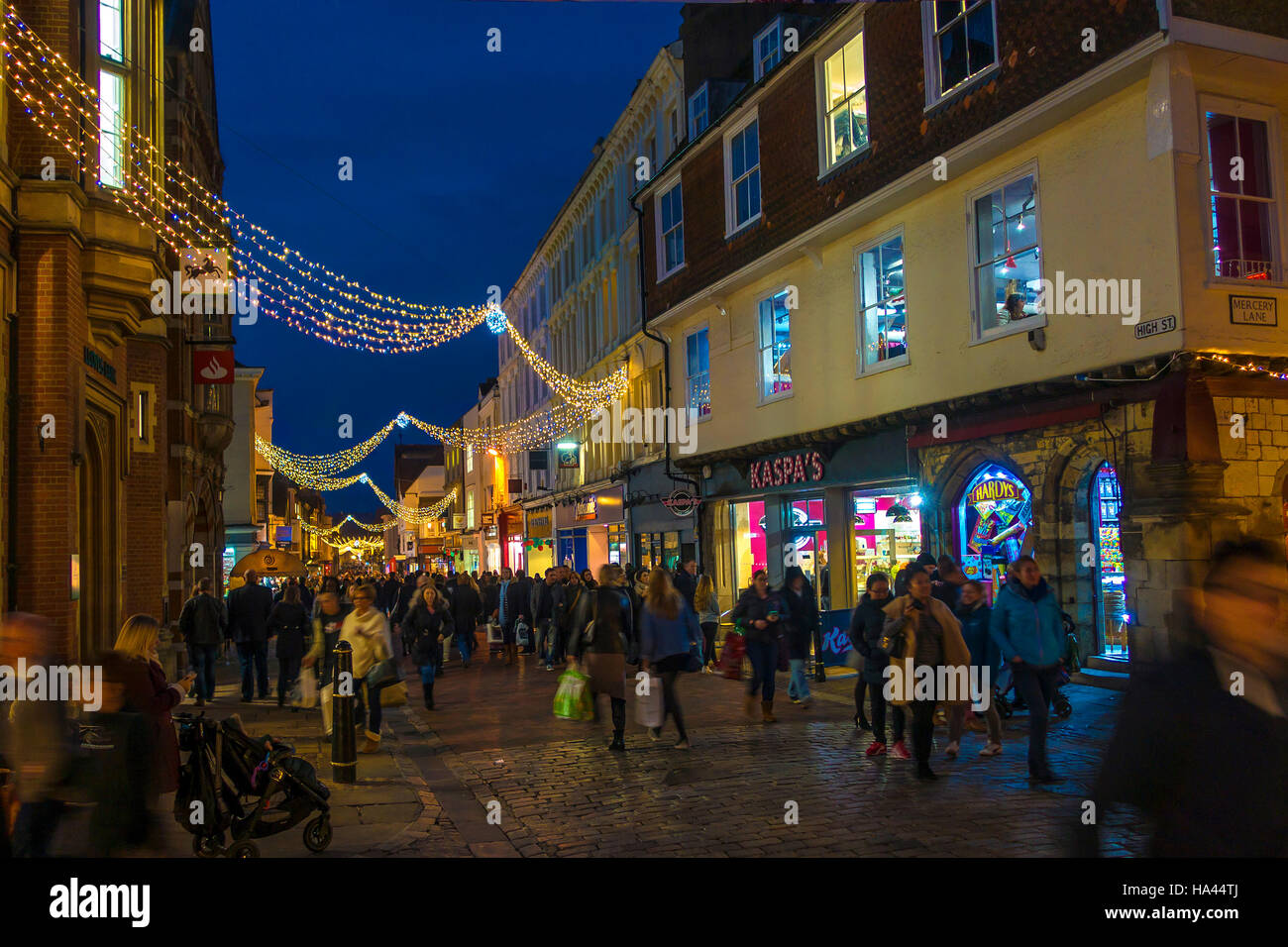 Shopping di Natale High Street Canterbury Kent England Foto Stock