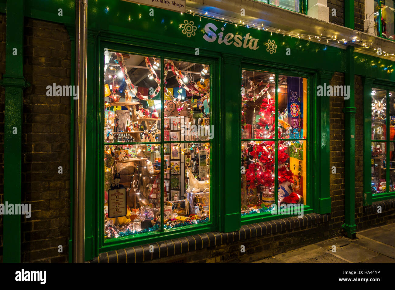 Oggettistica Natale Shop Window Display Palace Street Canterbury Kent England Foto Stock