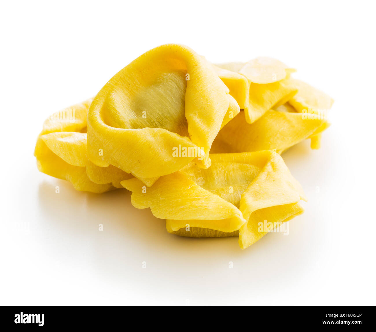 Tradizionale Italiana tortellini isolati su sfondo bianco. Foto Stock