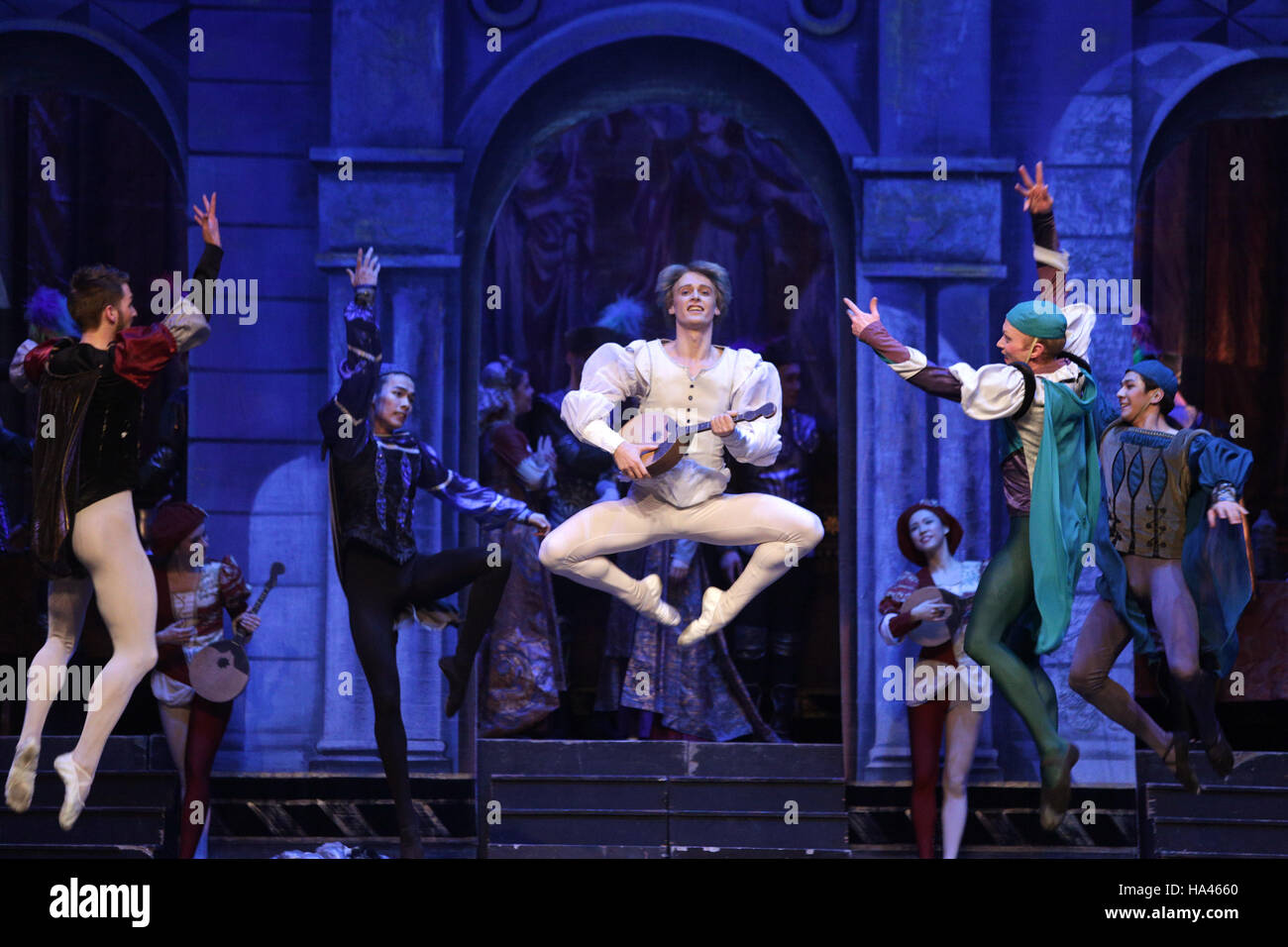 Sofia, Bulgaria - 24 Novembre 2016: Artisti di Moscow City Ballet sono esecuzione di Romeo e Giulietta spettacolo in Bulgaria Palazzo Nazionale della Cultura. Foto Stock