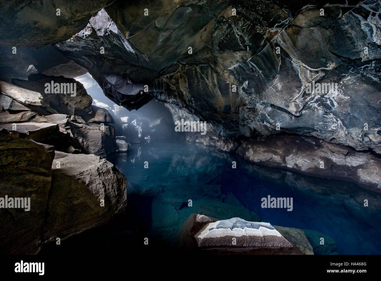 Interno della geotermia Grjotagja grotta lavica riempito con blu di acqua calda Foto Stock