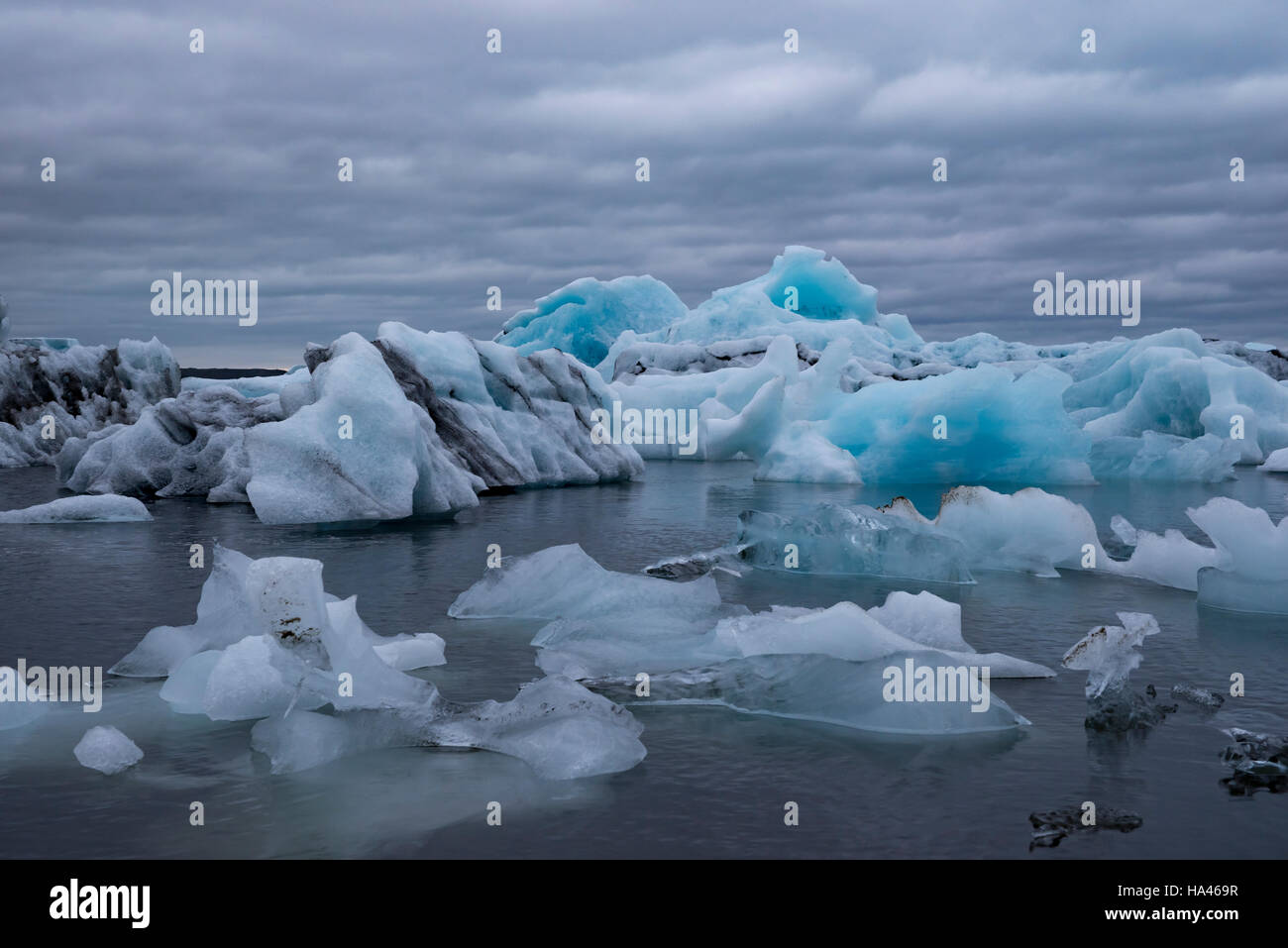 Blu iceberg galleggianti in laguna glaciale. Foto Stock
