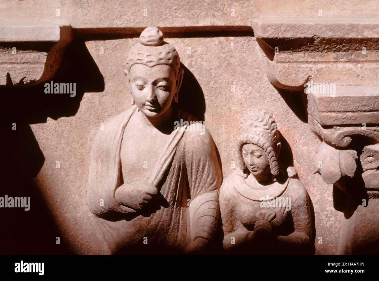 Statua di Budda con operatore. Hadda tepe shuter, stupa 19. L'Afghanistan. Foto Stock