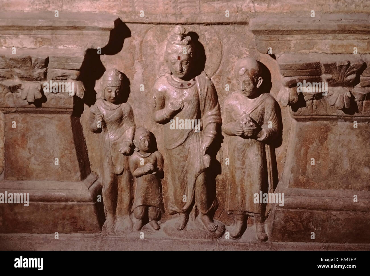 Statua di Budda e gruppo. Hadda tepe shuter, stupa 27. L'Afghanistan. Foto Stock